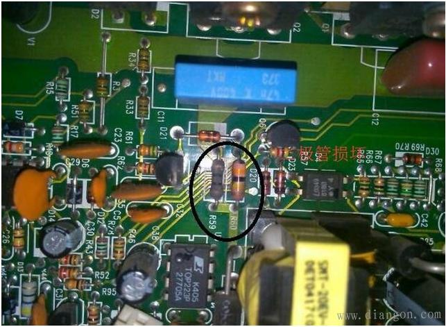 制作PCB板并非简单的按流程来做完板子,钻个孔打上元器件就好了。PCB的制作并不难,难的在于制作完成后的故障排查。无论是个人爱好者还是行业工程师,对于PCB在调试的时候遇到问题也是相当的头疼,就好比程序员遇到BUG一样。有些人对于调试PCB电路板有着浓厚的兴趣,就像程序员在解决BUG一样,常见的PCB电路板问题并不少,常见的问题除了电路板设计、的损坏、线路短路、元器件的质量、PCB电路板断线故障不在少数。 损坏的二极管环色电阻 常见的PCB电路板故障主要还是集中在元器件上面,像电容、电阻、电感、二极管、